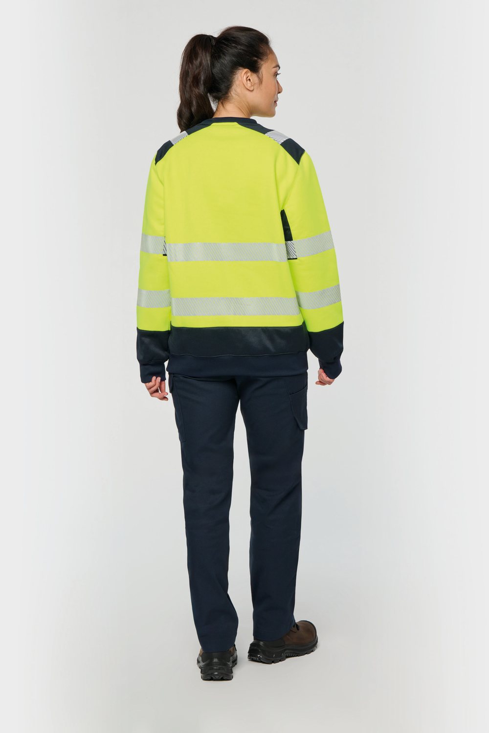 WK. Designed To Work WK420 hi-vis sweater gedragen door model, geel, achterkant. Model is 176 cm en draagt maat M.