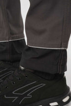 WK. Designed To Work WK743 Gerecyclede Performance Werkbroek gedragen door model (3)