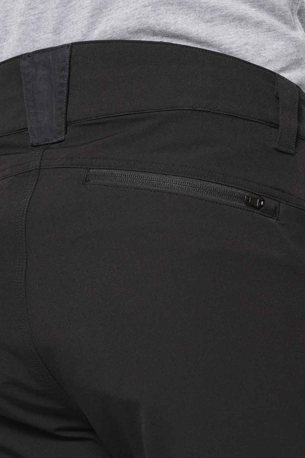 WK. Designed To Work WK746 Gerecyclede Stretch Werkbroek Multizakken gedragen door model (2)