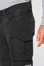 WK. Designed To Work WK746 Gerecyclede Stretch Werkbroek Multizakken gedragen door model (3)