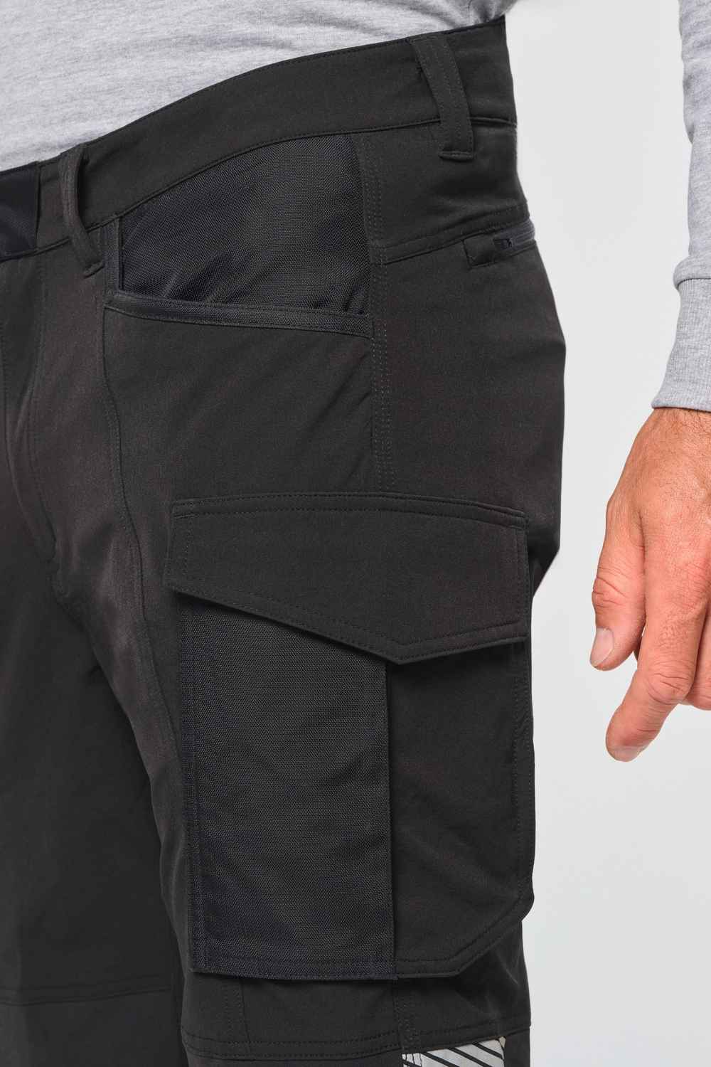 WK. Designed To Work WK746 Gerecyclede Stretch Werkbroek Multizakken gedragen door model (3)
